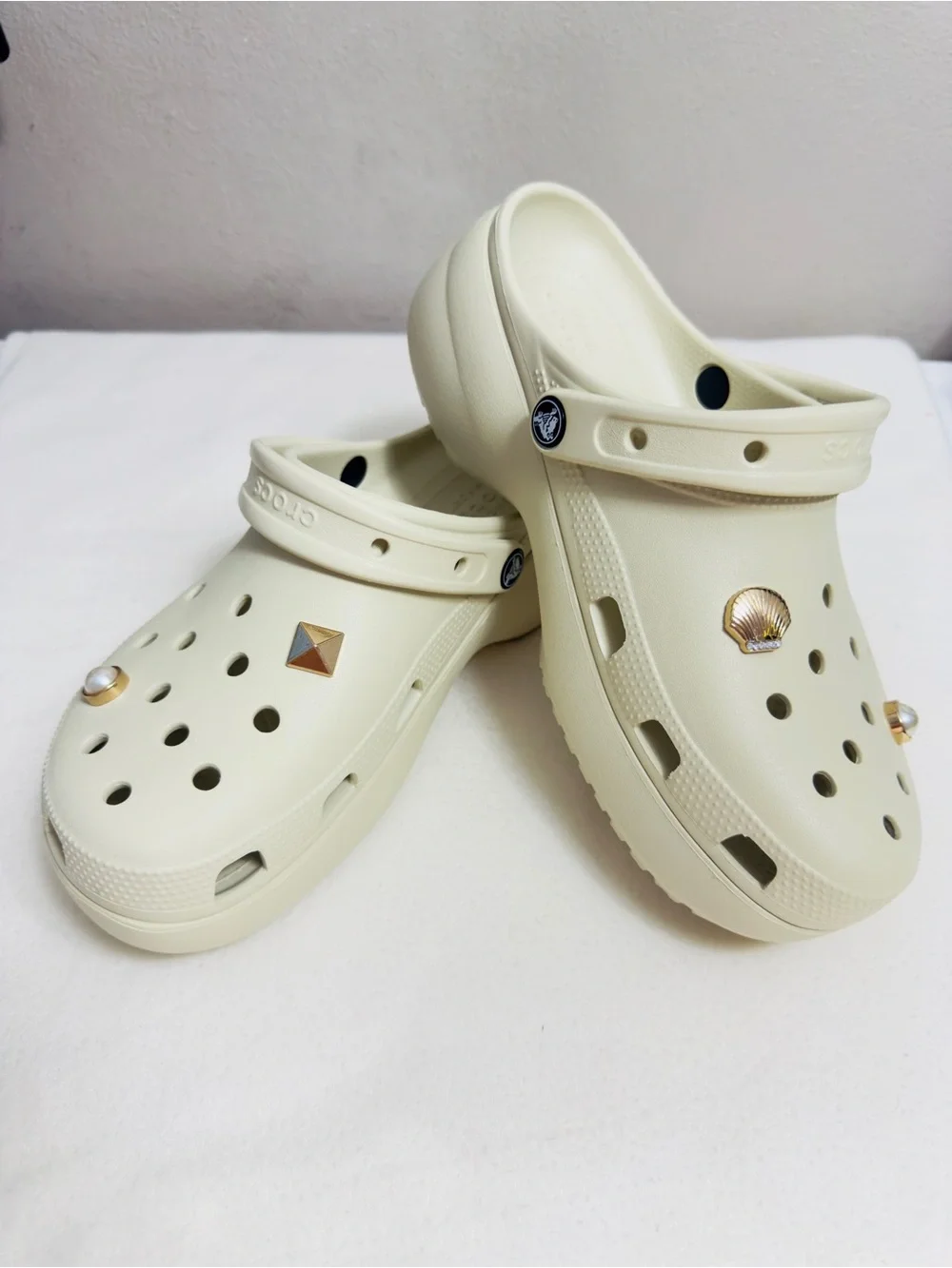 Crocs Classic Platform Clogs Bone Beige Pearl Shell Charms Women's Size 10